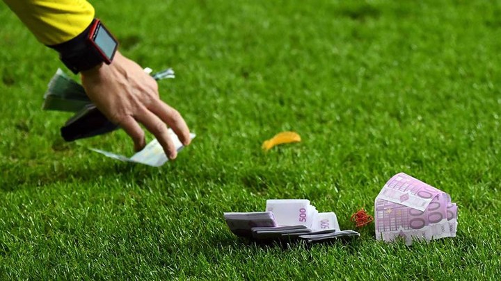 Na futbale lietali 500 eurovky! Fanúšikovia Bayernu protestovali